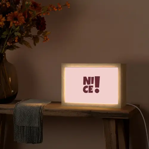 Nice - Uitroepteken - Roze Light Box met kabel (Tafellamp) klein -sfeer4
