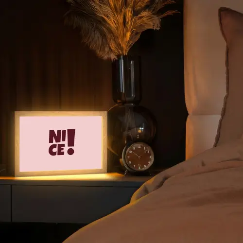 Nice - Uitroepteken - Roze Light Box met kabel (Tafellamp) klein -sfeer1