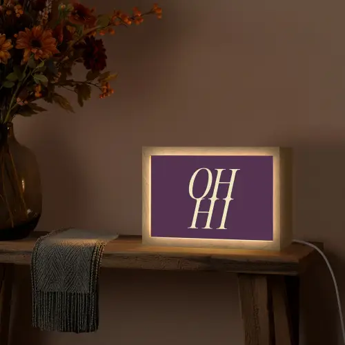Oh hi - Paars - Minimalistisch Light Box met kabel (Tafellamp) klein -sfeer4