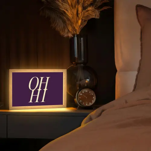 Oh hi - Paars - Minimalistisch Light Box met kabel (Tafellamp) klein -sfeer1