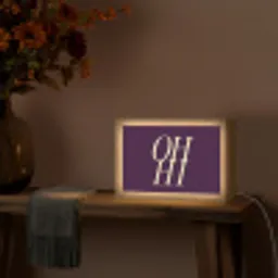 Oh hi - Paars - Minimalistisch Light Box met kabel (Tafellamp) klein -sfeer4