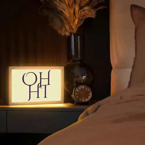 Oh hi - Geel - Monogram Light Box met kabel (Tafellamp) klein -sfeer1
