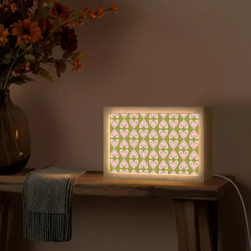 Patroon - Symmetrisch - Hartjes - Olijfgroen Light Box met kabel (Tafellamp) klein 924 -sfeer4