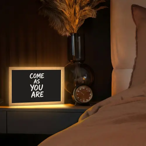 Quote - Zwart - Simpel Light Box met kabel (Tafellamp) klein -sfeer1