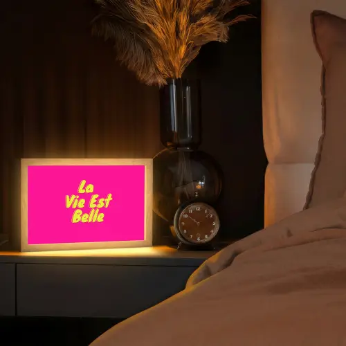 Quote - Retro - Roze Light Box met kabel (Tafellamp) klein -sfeer1