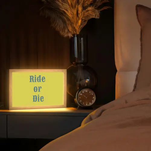 Ride or die - Geel - Blauw Light Box met kabel (Tafellamp) klein -sfeer1