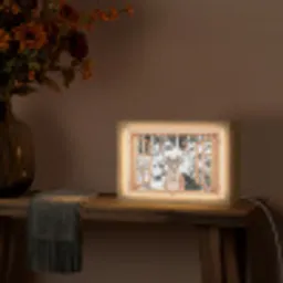 Doorkijk - Hert - Sneeuw - Winter - Bos - Dieren Light Box met kabel (Tafellamp) klein -sfeer4