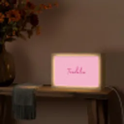 Toedeloe - Roze - Minimalistisch Light Box met kabel (Tafellamp) klein -sfeer4