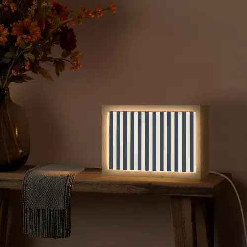 Verticale strepen - Blauw - Crème Light Box met kabel (Tafellamp) klein 924 -sfeer4