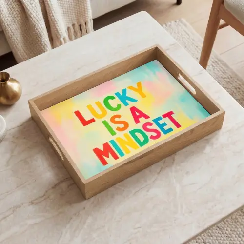 Quote - Lucky - Regenboogkleuren Dienblad Rechthoek middel -sfeer1